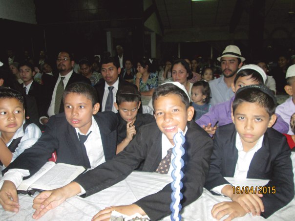 חוויה רוחנית משולבת במוזיקה סוחפת. ילדי קהילת "בית אל" בסן סלבדור  בשעת הבדלה