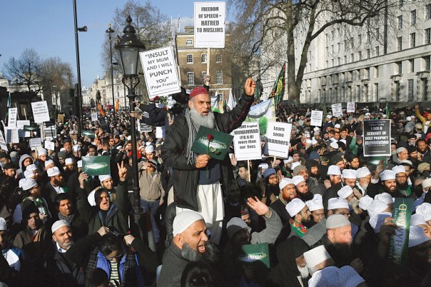 אוזלת יד מול האסלאם.  מוסלמים מפגינים בלונדון נגד קריקטורת הנביא מוחמד בשבועון "שרלי הבדו", פברואר 2015  צילום: רויטרס  