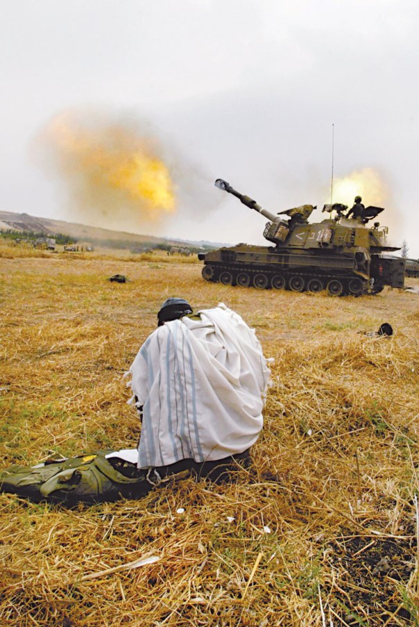 הארת הצדדים הרוחניים והמוסריים של נושא המלחמה. דרום לבנון, 2006 צילום: אוליבר פיטוסי, פלאש 90 