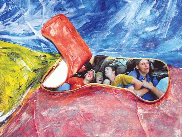 לא לתת לסצנה הכביכול הומאנית לשלוט בסצנה האמנותית. אבנר בר חמא. "צל-מיצב-10+1" (פרט), 2006