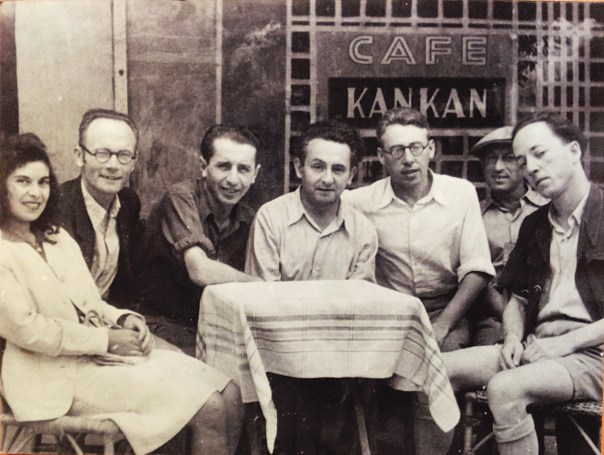 "פניתי לאלתרמן כי רציתי חוות דעת ממשורר שאני מעריץ. הוא אמר לי משפט נהדר, שלא אשכח לעולם: 'לא תמיד בחור זוכר מתי הוא אמר לבחורה אני אוהב אותך בפעם הראשונה'. כלומר, יום אחד הפרסום יגיע חבורת "מחברות לספרות" בבית הקפה "קנקן", ראשית שנות הארבעים. אלתרמן שלישי משמאל