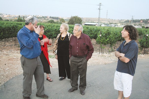 "יש היום משוררים דתיים נהדרים. הלשון שלהם שואבת ממעיינות קדומים. מדובר בציבור שיש בו איזו התחדשות אינטלקטואלית. אני עשוי מהפכים, ועם החלק הזה מצאתי דו שיח כל חיי חיים ועליזה גורי בביקור בגוש עציון, 2009. מימין: המשורר אליעז כהן צילום: גרשון אלינסון, פלאש 90