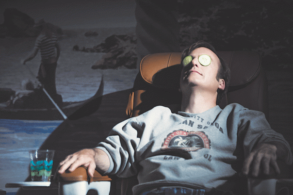 האדם מרגיש רדוף על ידי כוחות חזקים ממנו. מתוך "סמוך על סול" צילום: באדיבות יס