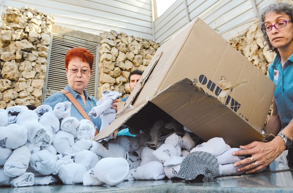  געגועים לאחווה הלאומית שאחזה בעם כולו. מתנדבות בחלוקת חבילות לחיילים בימי "צוק איתן" צילום: זואי וייר, פלאש 90 