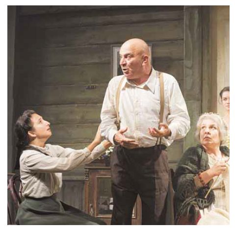 הדוד וניה הירושלמי בוחר בחיים, ולא משנה עד כמה הם רשים או מייאשים. מתוך 'הדוד וניה', תיאטרון החאן צילום: ז'ראר אלון