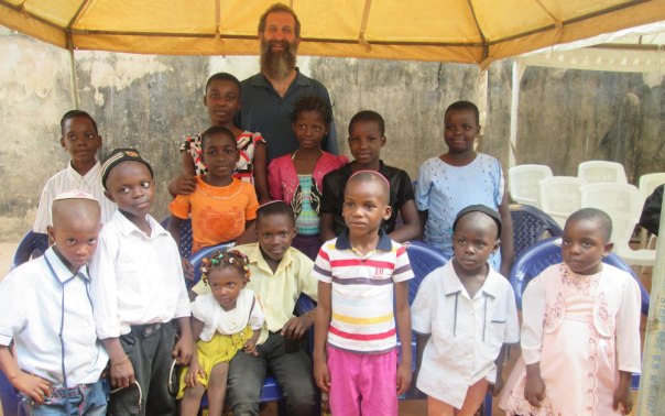 "אתה מישראל? אז אנחנו אחים" הרב אליהו ברנבוים עם ילדי שבט האיבו, ניגריה