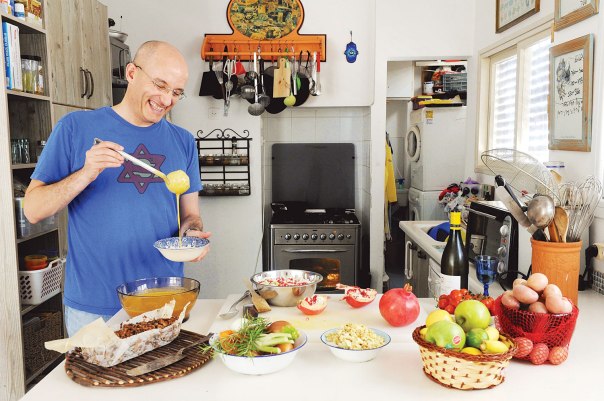 ארוחה‭ ‬מזינה‭ ‬היא‭ ‬בראש‭ ‬ובראשונה‭ ‬סיפור‭. ‬גיל‭ ‬חובב צילום‭: ‬ראובן‭ ‬קסטרו 