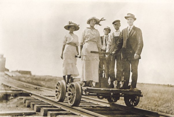 הפחם והקיטור מפנים את מקומם לחשמל, הסוס והעגלה - למכונית צילום אילוסטרציה: שאטרסטוק