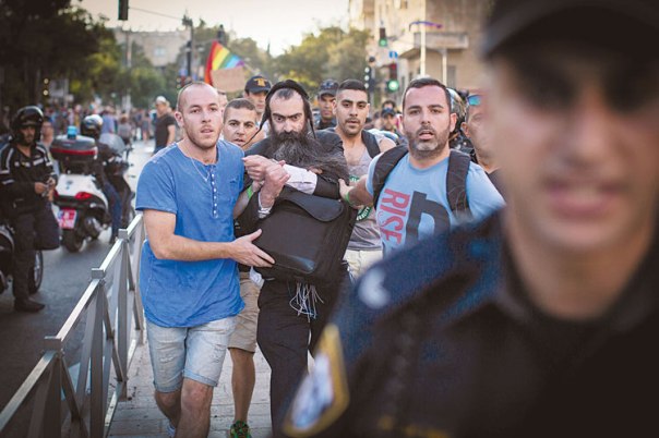 הקהילה‭ ‬הלהט‭"‬בית‭ ‬היא‭ ‬מראה‭ ‬דתית‭ ‬שלו‭. ‬ישי‭ ‬שליסל‭ ‬לאחר‭ ‬הדקירות‭ ‬במצעד‭ ‬הגאווה‭, ‬ירושלים‭ ‬2015 צילום‭: ‬פלאש ‭ ‬90