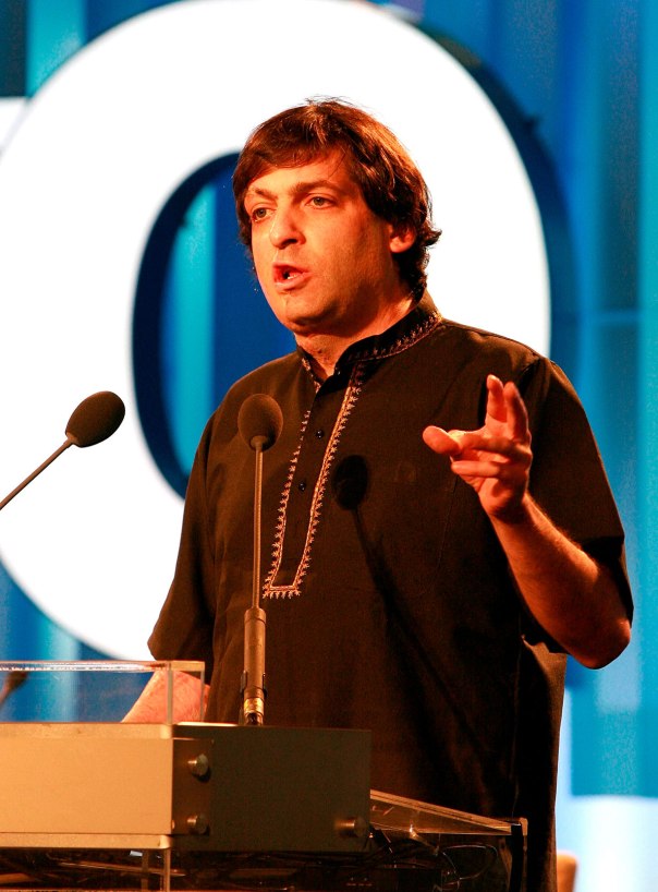 חופש‭ ‬פנימי‭ ‬והתנערות‭ ‬ממוסכמות‭ ‬בד‭ ‬בבד‭ ‬עם‭ ‬ציות‭ ‬לכאורה‭. ‬דן‭ ‬אריאלי‭ ‬בהרצאה‭, ‬לובש‭ ‬חולצה‭ ‬הודית צילום‭: ‬אי‭.‬פי‭.‬אי 