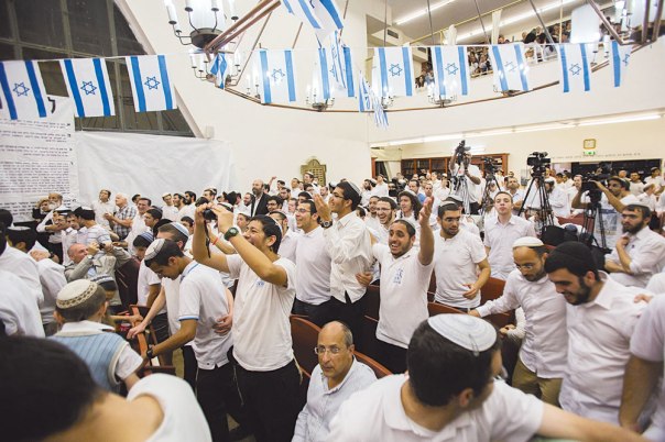 ‭"‬כל‭ ‬צעיר‭ ‬הבא‭, ‬ודורש‭ ‬ושואל‭ ‬ומרצה‭ ‬מבוכותיו‭, ‬הנני‭ ‬רואה‭ ‬בו‭ ‬דמות‭ ‬אבן‭ ‬יקרה‭". ‬תלמידי‭ ‬ישיבת‭ ‬ מרכז‭ ‬הרב‭ ‬ביום‭ ‬ירושלים‭ ‬האחרון צילום‭: ‬יונתן‭ ‬זינדל‭, ‬פלאש‭ ‬90 