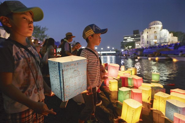 המשטר‭ ‬הנאור‭ ‬הוא‭ ‬שפתח‭ ‬את‭ ‬השער‭ ‬לעידן‭ ‬אימת‭ ‬האטום‭. ‬אירוע‭ ‬לציון‭ ‬שבעים‭ ‬שנה‭ ‬להטלת‭ ‬פצצת‭ ‬האטום‭ ‬על‭ ‬הירושימה‭, ‬יפן‭, ‬2015‭ ‬ צילום‭: ‬אי‭.‬פי‭.‬אי 