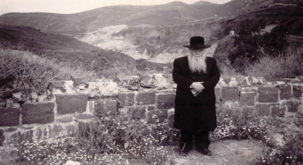 האמין‭ ‬שמציאת‭ ‬כלי‭ ‬המקדש‭ ‬האבודים‭ ‬תביא‭ ‬לביאת‭ ‬המשיח‭. ‬הרב‭ ‬גץ‭ ‬מתפלל‭ ‬בחמת‭ ‬גדר‭, ‬1990 הצילומים‭ ‬בכתבה‭ ‬באדיבות‭ ‬הספר‭ ‬ ‭"‬רב‭ ‬הכותל‭" ‬והמשפחה 