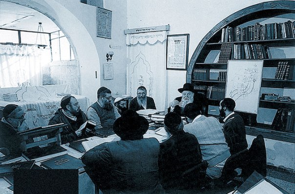 החזיר את הישיבה למקומה המקורי. הרב גץ מעביר שיעור בחדר הרש"ש בישיבת המקובלים בית אל