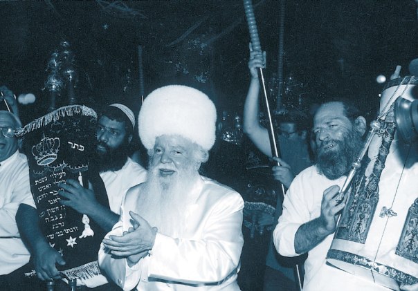 רוקד ומקפץ בין החוגגים ואור זורח מפניו. הכנסת ספר תורה באירוע חנוכת בניין ישיבת המקובלים בית אל, 1995 משמאל: הרב ישראל אביחי