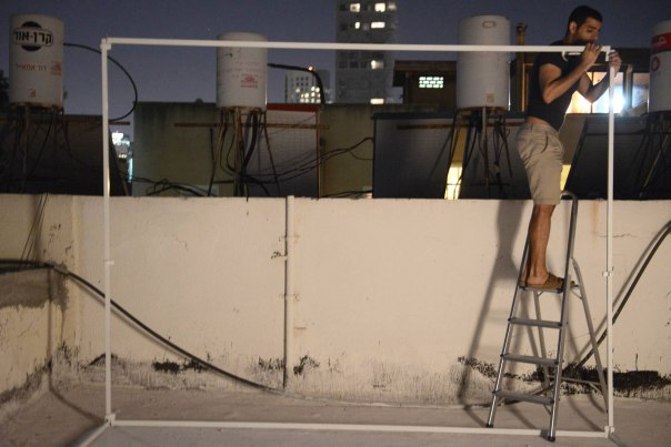 הישיבה‭ ‬בה‭ ‬מעלה‭ ‬את‭ ‬זכויותיהם‭ ‬של‭ ‬ישראל‭ ‬לפני‭ ‬הקב‭"‬ה‭. ‬בניית‭ ‬סוכה צילום‭: ‬דניאל‭ ‬שטרית‭, ‬פלאש‭ ‬90 