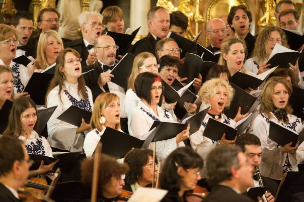 הנערה הזייפנית מבקשת לשיר עם כולם, אבל הצרימה מתגלה צילום אילסוטרציה: שטארסטוק