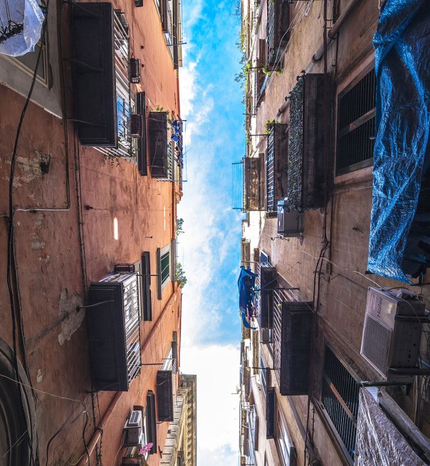 השמש אורחת נדירה בסמטאות הצרות. נאפולי צילום אילוסטרציה: שאטרסטוק