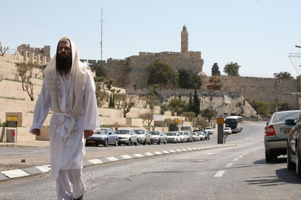 מתעטפים‭ ‬בטלית‭ ‬כמשה‭ ‬רבנו‭. ‬ערב‭ ‬יום‭ ‬הכיפורים‭, ‬ירושלים צילום‭: ‬יוסי‭ ‬זמיר‭, ‬פלאש‭ ‬90 