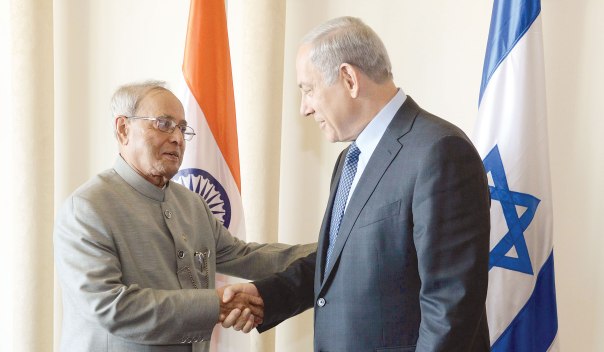 היהדות לא עניינה אותם. נשיא הודו, פרנב מוקהרג'י, במפגש עם נתניהו בביקורו בישראל בשבוע שעבר. צילום: חיים צח, לע"מ