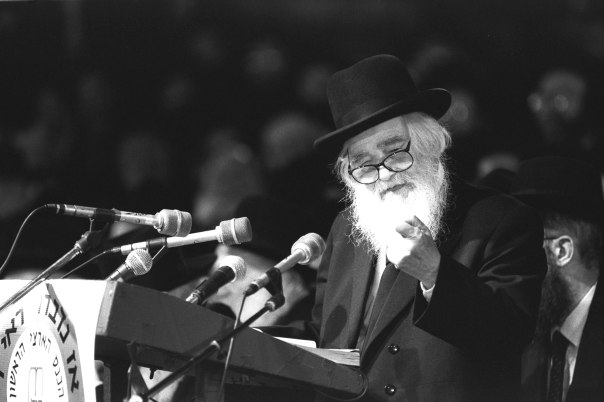 סער‭ ‬את‭ ‬הסוגיה‭ ‬התלמודית‭ ‬כתלמיד‭ ‬צעיר‭, ‬כאילו‭ ‬אין‭ ‬מאחוריו‭ ‬שמונים‭ ‬שנה‭ ‬ויותר‭. ‬הרב‭ ‬שך‭ ‬בכנס‭ ‬מפלגת‭ "‬דגל‭ ‬התורה‭", ‬1991 צילום‭: ‬ישראלי‭ ‬צביקה‭, ‬לע‭"‬מ\ 