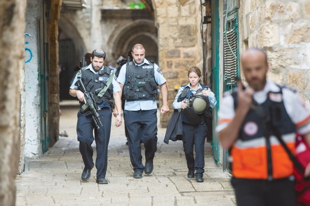 מופת למסירות והקרבה. שוטרים ברחוב הגיא בעיר העתיקה בירושלים, לאחר פיגוע הדקירה במקום צילום: יונתן זינדל, פלאש 90, למצולמים אין קשר למאמר