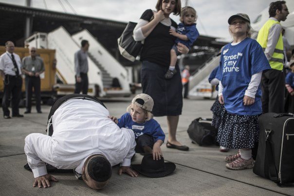 הציונות‭ ‬היא‭ ‬ההזדמנות‭ ‬של‭ ‬היהדות‭ ‬שעוותה‭ ‬בגלות‭. ‬עולים‭ ‬מארה‭"‬ב‭ ‬בשדה‭ ‬התעופה‭ ‬בן‭ ‬גוריון‭, ‬2013 צילום‭: ‬אי‭.‬פי‭.‬אי 