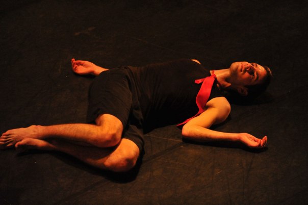 יצירת‭ ‬מחול‭ ‬הופכת‭ ‬לרקוויאם‭. ‬הרקדן‭ ‬חמי‭ ‬גולדין‭ ‬במופע‭ 