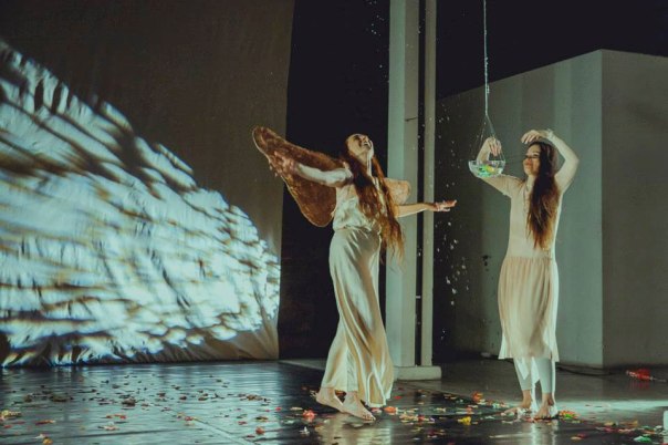 השירה‭ ‬הופכת‭ ‬לשרביט‭ ‬המנצחים‭ ‬של‭ ‬המחול‭. ‬ מתוך‭ 