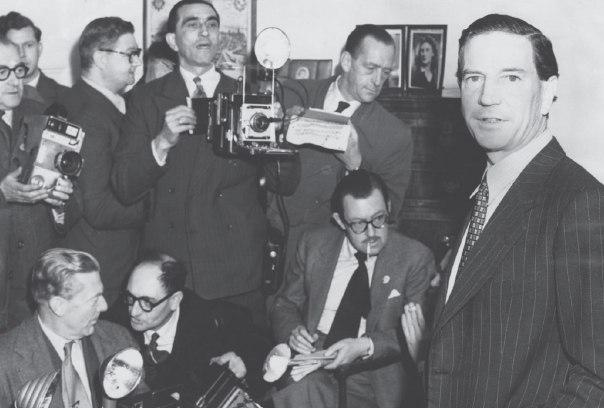 סיפורו‭ ‬של‭ ‬אדם‭ ‬המבקש‭ ‬להיות‭ ‬חבר‭ ‬במועדונים‭ ‬יוקרתיים‭ ‬יותר‭ ‬ויותר‭. ‬פילבי‭ (‬מימין‭) ‬במסיבת‭ ‬העיתונאים‭ ‬לטיהור‭ ‬שמו‭, ‬לונדון‭, ‬1955 צילום‭: ‬מתוך‭ ‬הספר‭, ‬ גטי‭ ‬אימג‭'‬ס 