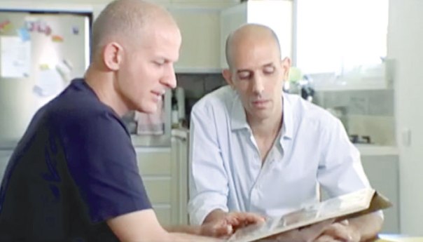 כל‭ ‬אחד‭ ‬מן‭ ‬האחים‭ ‬היה‭ ‬כותב‭ ‬את‭ ‬הספר‭ ‬אחרת‭ ‬לגמרי‭. ‬ ינץ‭ ‬ורשף‭ ‬לוי צילום‭ ‬מסך‭ ‬מתוך‭ ‬כתבתו‭ ‬ של‭ ‬ציון‭ ‬נאנוס‭ ‬ששודרה‭ ‬בחדשות‭ ‬סוף‭ ‬השבוע‭ ‬ עם‭ ‬דנה‭ ‬וייס‭ ‬בערוץ‭ ‬2 