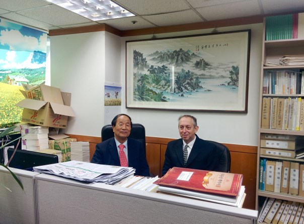 קובי‭ ‬סגל‭ ‬עם‭ ‬פרופ‭' ‬יו‭ ‬במשרדו‭. 