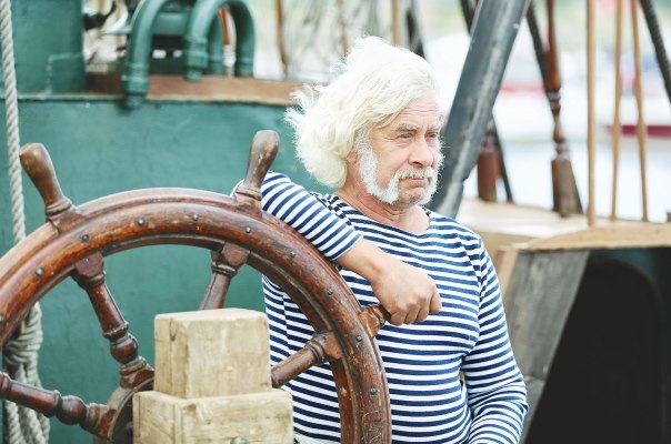 המנהל מנווט ספינה גדולה וצריך להביאה למחוז חפצה בשלום צילום אילוסטרציה: שאטרסטוק