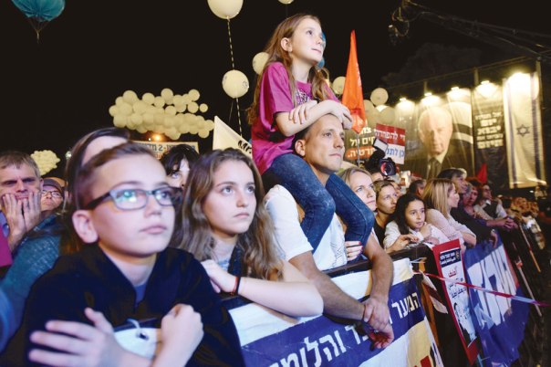 עבור‭ ‬רבים‭ ‬משכבת‭ ‬גילי‭, ‬בני‭ ‬הציונות‭ ‬הדתית‭, ‬נותר‭ ‬הרצח‭ ‬כטראומה‭ ‬שאין‭ ‬לה‭ ‬מרפא‭. ‬העצרת‭ ‬בכיכר‭ ‬רבין‭ ‬בשבוע‭ ‬שעבר צילום‭: ‬גילי‭ ‬יערי‭, ‬פלאש‭ ‬90 