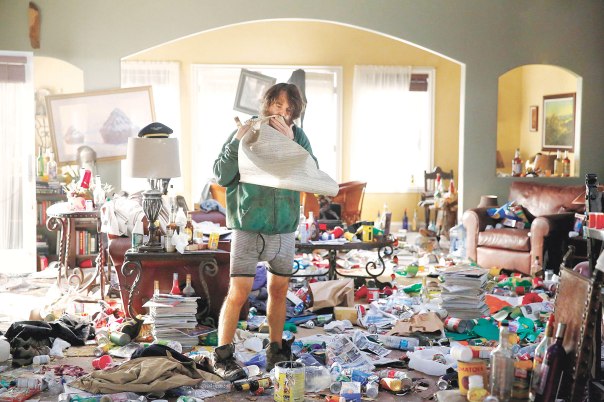 מדבר עם כדורי בייסבול ובאולינג, חי את הרגע. מתוך 'האיש האחרון בעולם'. צילום: באדיבות יס