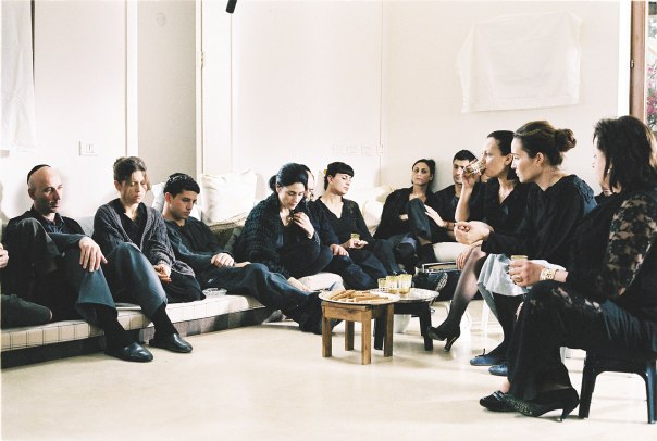 כיצד‭ ‬מגדירים‭ ‬קרבה‭? ‬משפחה‭ ‬יושבת‭ ‬שבעה‭, ‬מתוך‭ ‬הסרט‭ "‬שבעה‭"‬ צילום‭: ‬באדיבות‭ ‬יס 