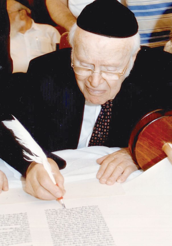 משה‭ ‬ברין‭ ‬במעמד‭ ‬סיום‭ ‬כתיבת‭ ‬ספר‭ ‬תורה‭ ‬לזכר‭ ‬בני‭ ‬משפחתו‭, ‬אלול‭ ‬תש‭"‬ע‭; 