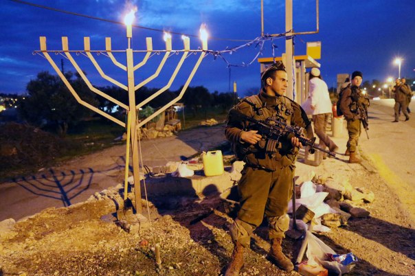 ראשית הנס מצויה בעצם המוכנות להעז להילחם. חיילים בשמירה ליד הכניסה לאלון שבות, חנוכה 2014 צילום: גרשון אלינסון, פלאש 90