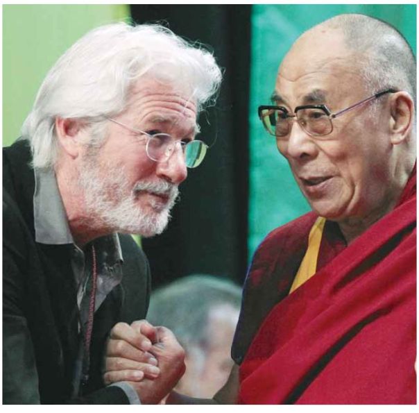 אלילה‭ ‬של‭ ‬האם‭ ‬הופך‭ ‬למדריך‭ ‬רוחני‭. ‬ריצ‭'‬רד‭ ‬גיר‭ ‬עם‭ ‬הדלאי‭ ‬לאמה‭, ‬2013 צילום‭: ‬אי‭.‬פי‭.‬אי 