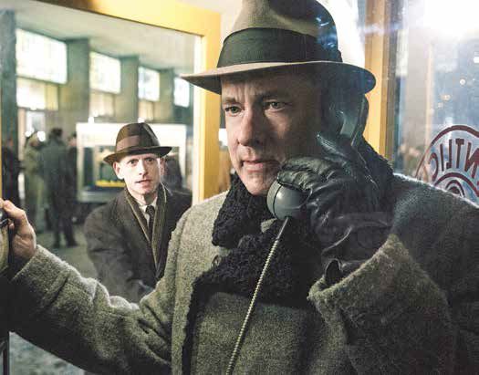 חלקים‭ ‬גדולים‭ ‬מהסרט‭ ‬עוברים‭ ‬עליו‭ ‬בקור‭ ‬נוראי‭ ‬והצטננות‭. ‬טום‭ ‬הנקס‭ ‬ב‭"‬גשר‭ ‬המרגלים‭"‬ צילום‭: ‬יח‭"‬צ 