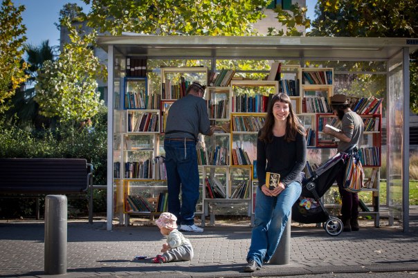 ספרייה חופשית ללא ספרנים, תמר וויס גבאי בחנת הקריאה בפארק המסילה צילום: פלאש 90