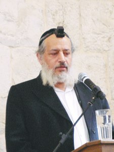 שנים‭ ‬רבות‭ ‬עברו‭ ‬עד‭ ‬שהרב‭ ‬זילברמן‭ ‬גיבש‭ ‬סביבו‭ ‬קהילה‭. ‬בשלב‭ ‬מסויים‭ ‬החליט‭ ‬בנו‭, ‬הרב‭ ‬אליהו‭ ‬זילברמן‭ (‬בתמונה‭), ‬על‭ ‬מעבר‭ ‬לרובע‭ ‬היהודי‭, ‬ואז‭ ‬החלה‭ ‬הקבוצה‭ ‬להתפתח‭ ‬ולהפוך‭ ‬לקהילה‭ ‬בצורה‭ ‬המוכרת‭ ‬כיום