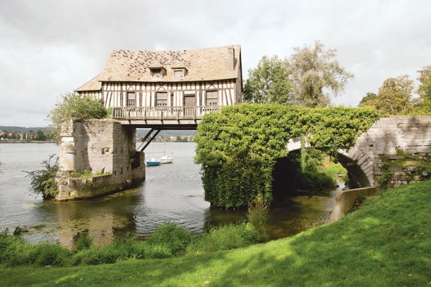 צבא‭ ‬נוקמים‭ ‬מיתיים‭ ‬חולף‭ ‬ בכפר‭ ‬בנורמנדי צילום‭ ‬אילוסטרציה‭: ‬שאטרסטוק 