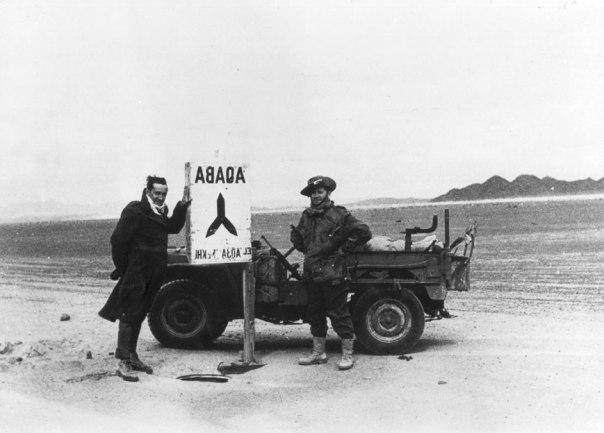 כיצד‭ ‬ינהגו‭ ‬לוחמי‭ ‬הפלמ‭"‬ח‭ ‬ברועה‭ ‬הערבי‭ ‬הזקן‭? ‬נתן‭ ‬שחם‭ (‬מימין‭) ‬בבקעת‭ ‬הירח‭, ‬מבצע‭ ‬עובדה‭, ‬1949 צילום‭: ‬אוצר‭ ‬תמונות‭ ‬הפלמ‭"‬ח 