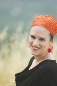 אמילי‭ ‬עמרוסי‭: ‬אני‭ ‬נותנת‭ ‬לבן‭ ‬שלי‭ ‬שלומד‭ ‬בשיטת‭ ‬זילברמן‭ ‬מתנה‭. ‬הוא‭ ‬יודע‭ ‬מה‭ ‬שהרבה‭ ‬מבוגרים‭ ‬לא‭ ‬יודעים‭.‬‭ ‬כל‭ ‬תחום‭ ‬אפשר‭ ‬להשלים‭, ‬אבל‭ ‬יש‭ ‬משהו‭ ‬בתורה‭ ‬שאם‭ ‬זה‭ ‬לא‭ ‬ננעץ‭ ‬בך‭ ‬בגיל‭ ‬צעיר‭ ‬זה‭ ‬בלתי‭ ‬הפיך צילום‭: ‬מרים‭ ‬צחי