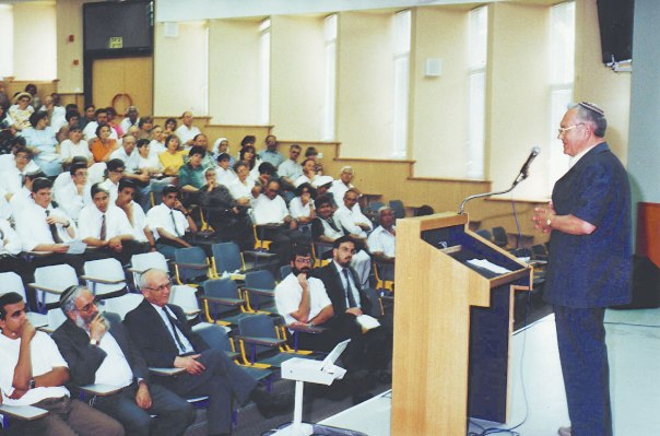 גישה‭ ‬שעודדה‭ ‬חברות‭ ‬אמיתית‭ ‬ בין‭ ‬בני‭ ‬עיירות‭ ‬הפיתוח‭ ‬ובני‭ ‬הערים‭ ‬הגדולות‭. ‬ישראל‭ ‬סדן‭ ‬נושא‭ ‬דברים‭ ‬במדרשייה‭, ‬1990 צילום‭: ‬באדיבות‭ ‬מדרשיית‭ ‬נעם‭ ‬כפר‭ ‬סבא  