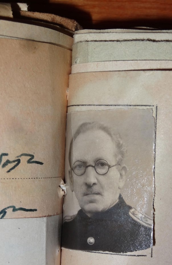 ‭"‬כשמדברים‭ ‬איתו‭ ‬על‭ ‬מהפכה‭, ‬הוא‭ ‬כבר‭ ‬רואה‭ ‬גוויות‭ ‬וגולאגים‭". ‬מיכאל‭ ‬ברנשטיין‭, ‬מתוך‭ ‬תיקו‭ ‬האישי, 1927