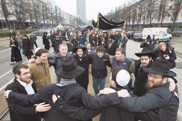  ‭"‬קהילת‭ ‬אירופה‭ ‬הולכת‭ ‬פייפן‭, ‬זה‭ ‬לא‭ ‬הזמן‭ ‬להסתכסך‭ ‬על‭ ‬אגו‭". ‬הכנסת‭ ‬ספר‭ ‬תורה‭ ‬בקהילה‭ ‬היהודית‭ ‬בפרנקפורט‭, ‬גרמניה‭, ‬תרומת‭ ‬תנועת‭ ‬חב‭"‬ד‭ ‬ברלין‭, ‬2008 צילום‭: ‬אי‭.‬פי‭.‬אי