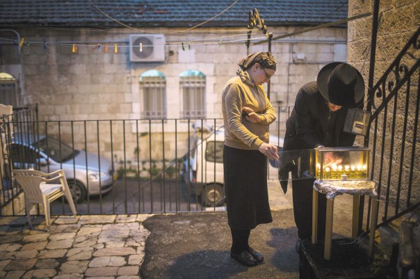 שני‭ ‬המאורות‭ ‬מסוגלים‭ ‬להתלכד‭ ‬ולא‭ ‬להאפיל‭ ‬זה‭ ‬על‭ ‬זו‭. ‬הדלקת‭ ‬נרות‭ ‬חנוכה‭ ‬בנחלאות‭, ‬ירושלים‭ ‬2014‭ ‬ צילום‭: ‬הדס‭ ‬פרוש‭, ‬פלאש‭ ‬90 