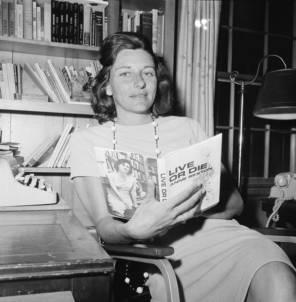 מתיזה את הנפש על הדף.
אן סקסטון מחזיקה בספרה זוכה פרס הפוליצר "חיה או מות", 1967 צילום: אי.פי